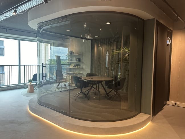 vergaderruimte van glas op strijp-s bij kantoor tonnaer media